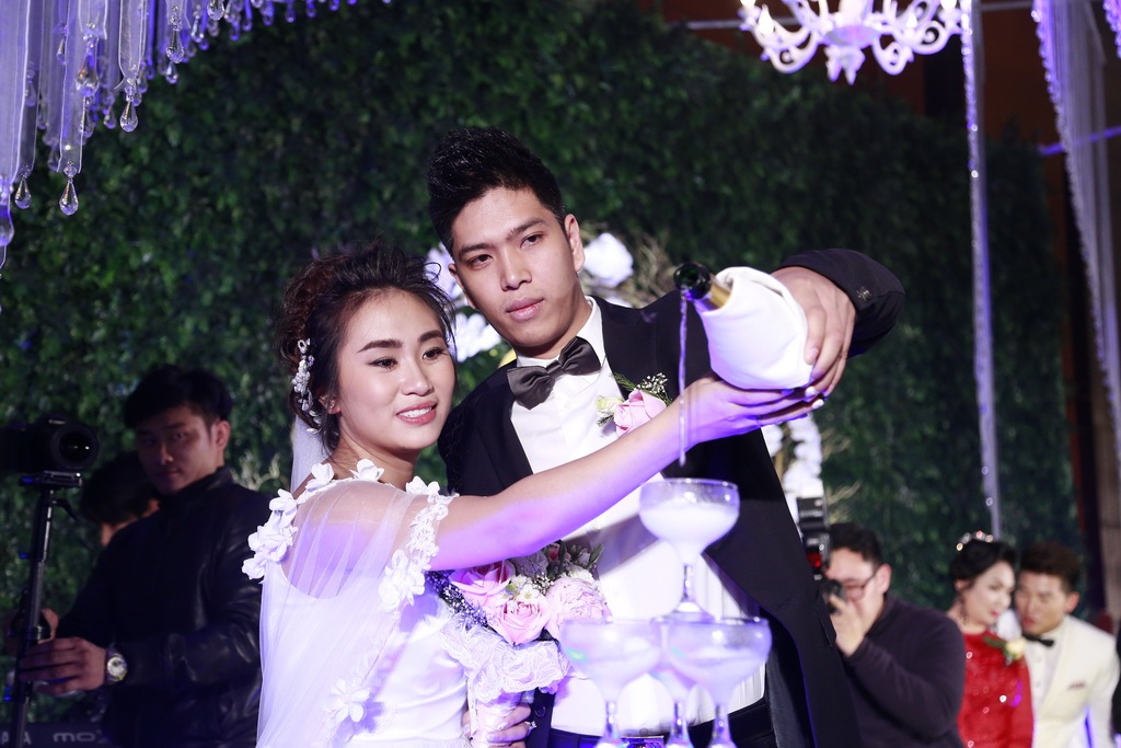 
Vợ chồng Nhật Thu hạnh phúc cùng cắt bánh và nâng ly
