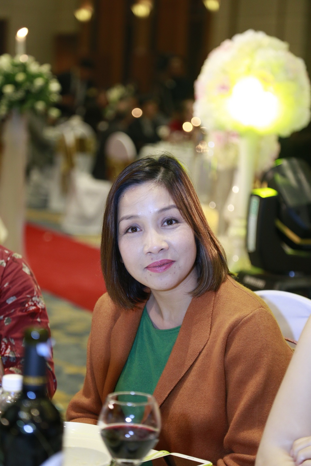 
Ca sĩ Mỹ Linh mang hoa đến chúc mừng đám cưới của học trò cũ.
