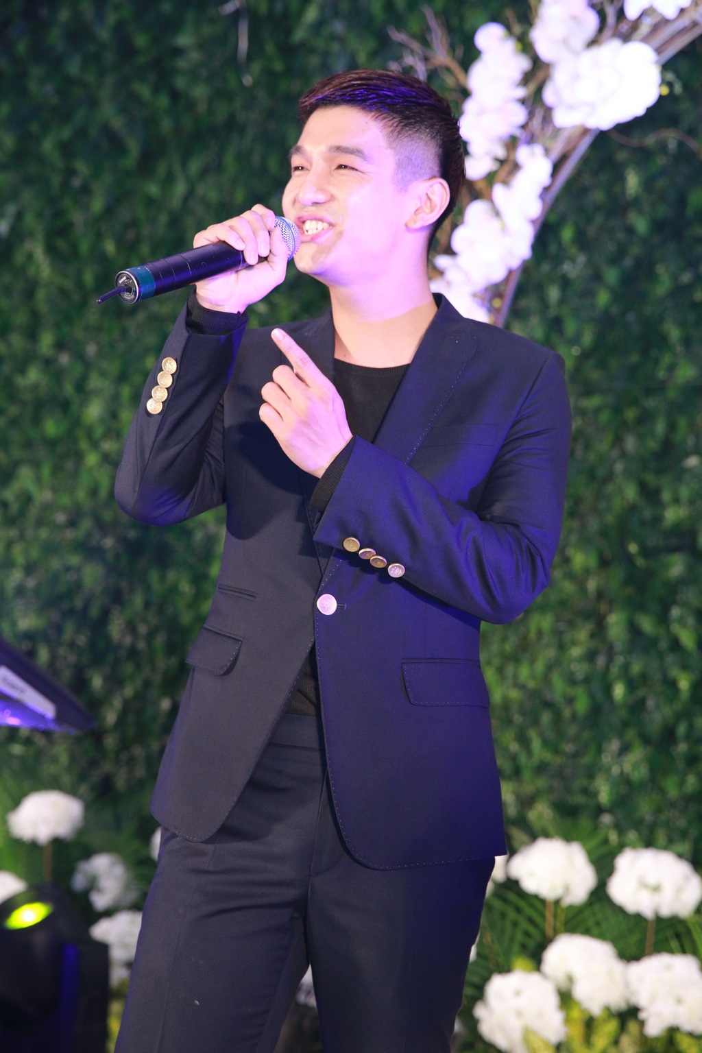 
Đám cưới của nữ ca sĩ được tổ chức ấm cúng, sang trọng tại một khách sạn tại trung tâm thủ đô với sự tham gia của nhiều bạn bè nghệ sỹ. Ngoài ra còn có NSƯT Hà Thuỷ, giảng viên của Nhật Thu tại trường NTQĐ, ca sĩ Tô Minh Thắng, Mỹ Dung, Minh Chuyên, Yến Ngọc, Vũ Hà Anh, Dương Hoàng Yến. 
