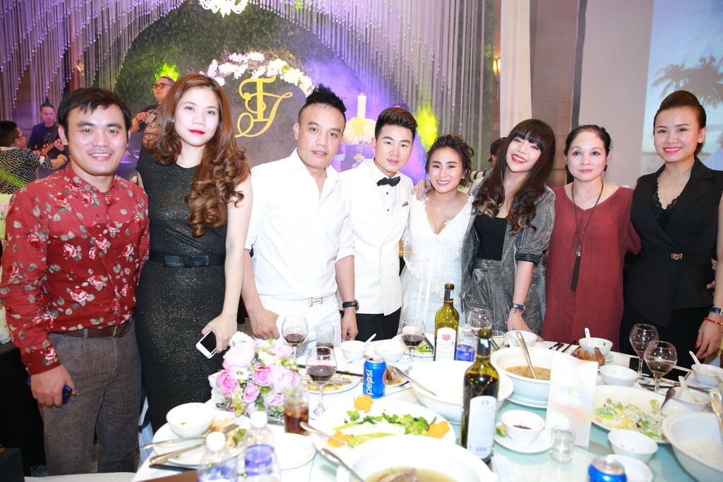 Tóc Tiên “xoắn xít” bên Hoàng Tourliver trong đám cưới Nhật Thu - 9