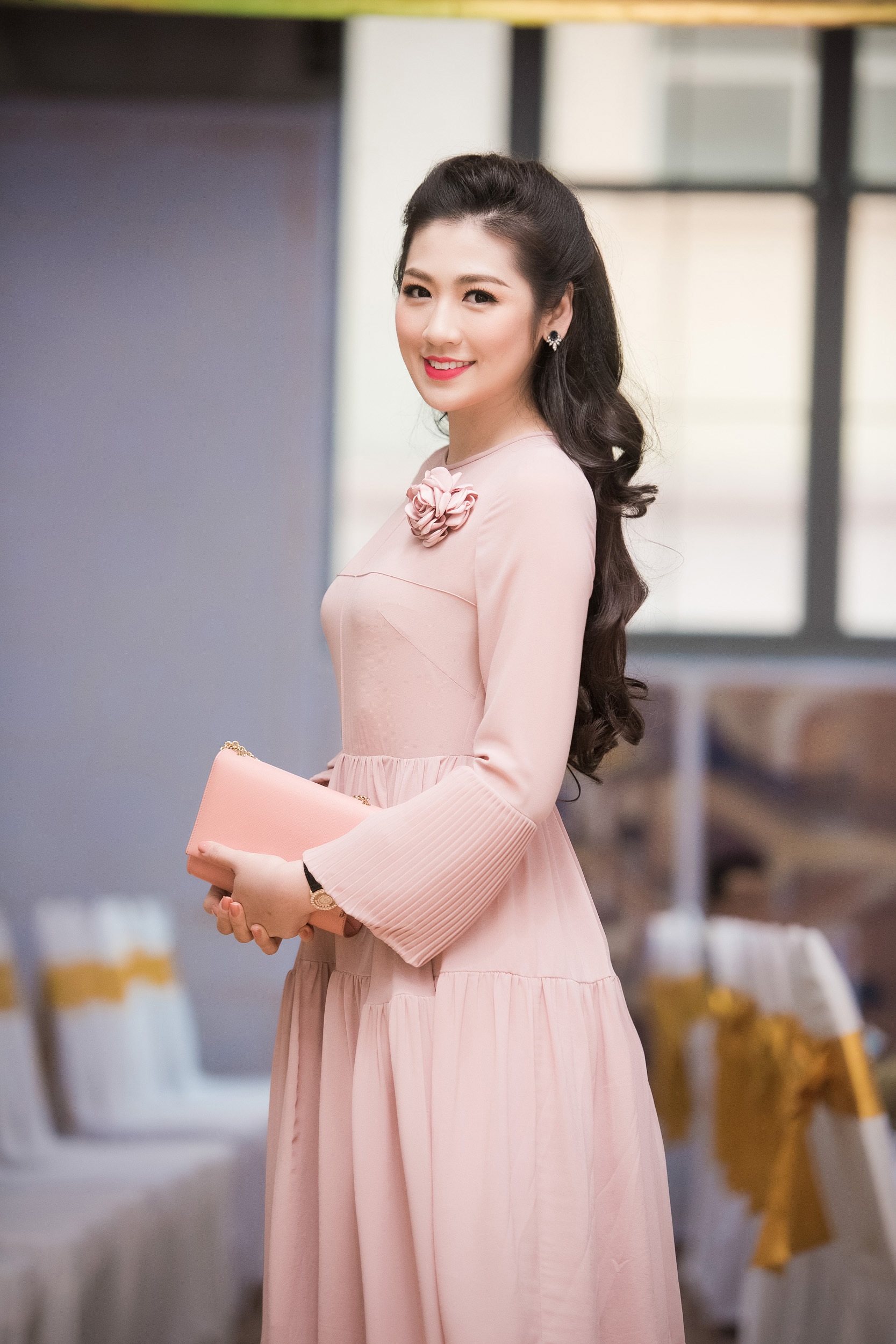 Á hậu Tú Anh lộng lẫy với đồ hiệu - 2
Trong chiếc đầm được làm riêng, Tú Anh vô cùng thướt tha và nữ tính. Với các đường cắt cúp mềm mại, Á hậu vô cùng nữ tính và quyến rũ.