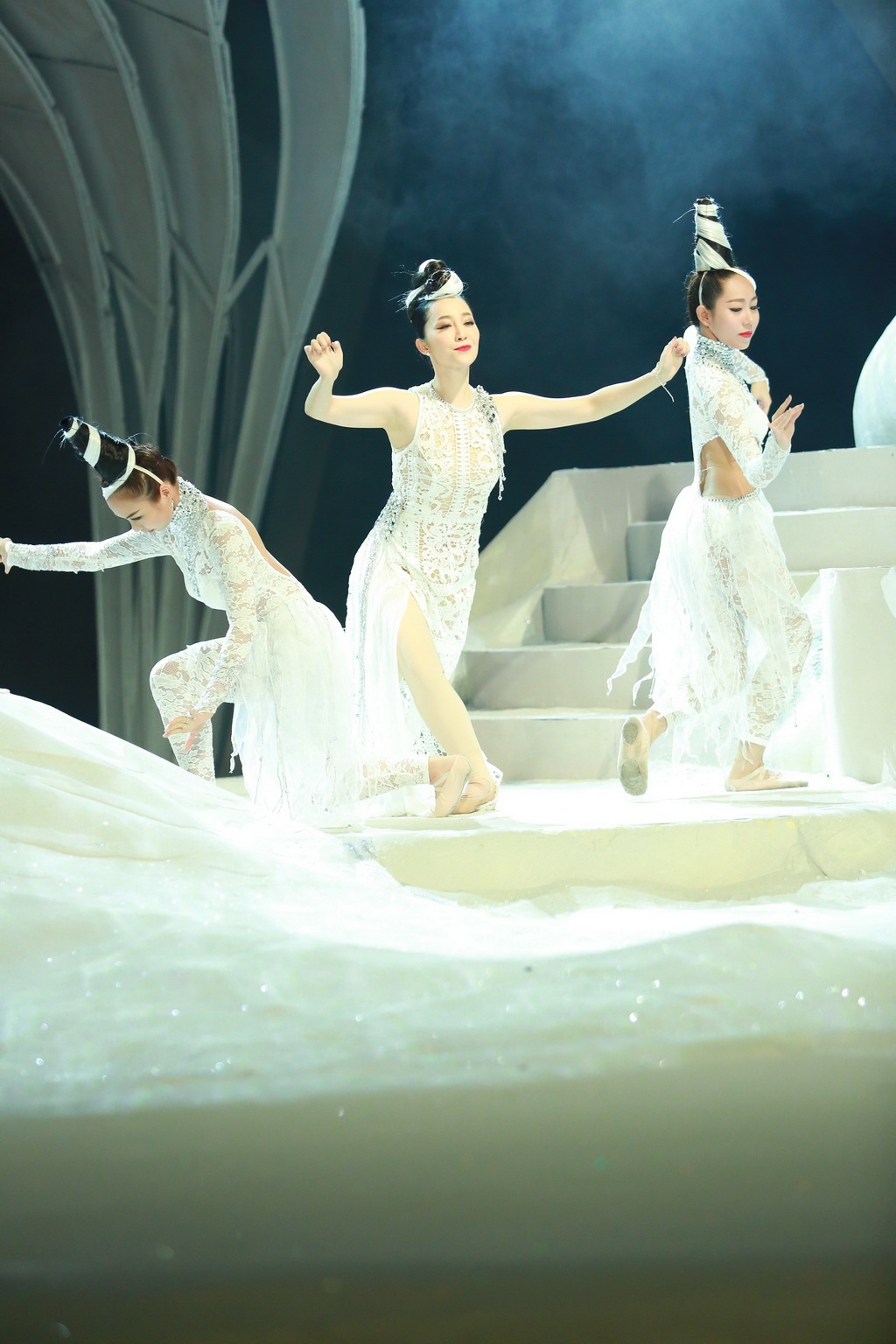 Thuý Hạnh lần đầu tiên biểu diễn cùng con gái trên sàn catwalk - 7 Linh Nga và học trò hoá thành ba nàng sứa trắng mở đầu chương trình.