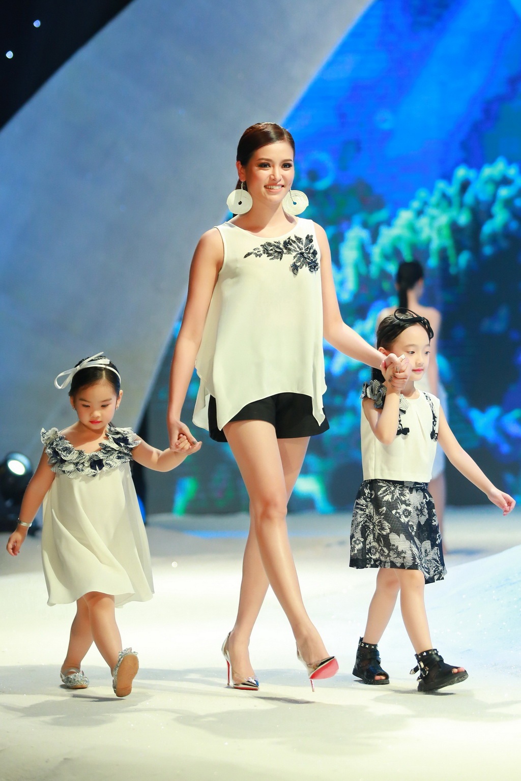 Thuý Hạnh lần đầu tiên biểu diễn cùng con gái trên sàn catwalk - 5 Thuý Hạnh lần đầu tiên biểu diễn cùng con gái trên sàn catwalk - 5