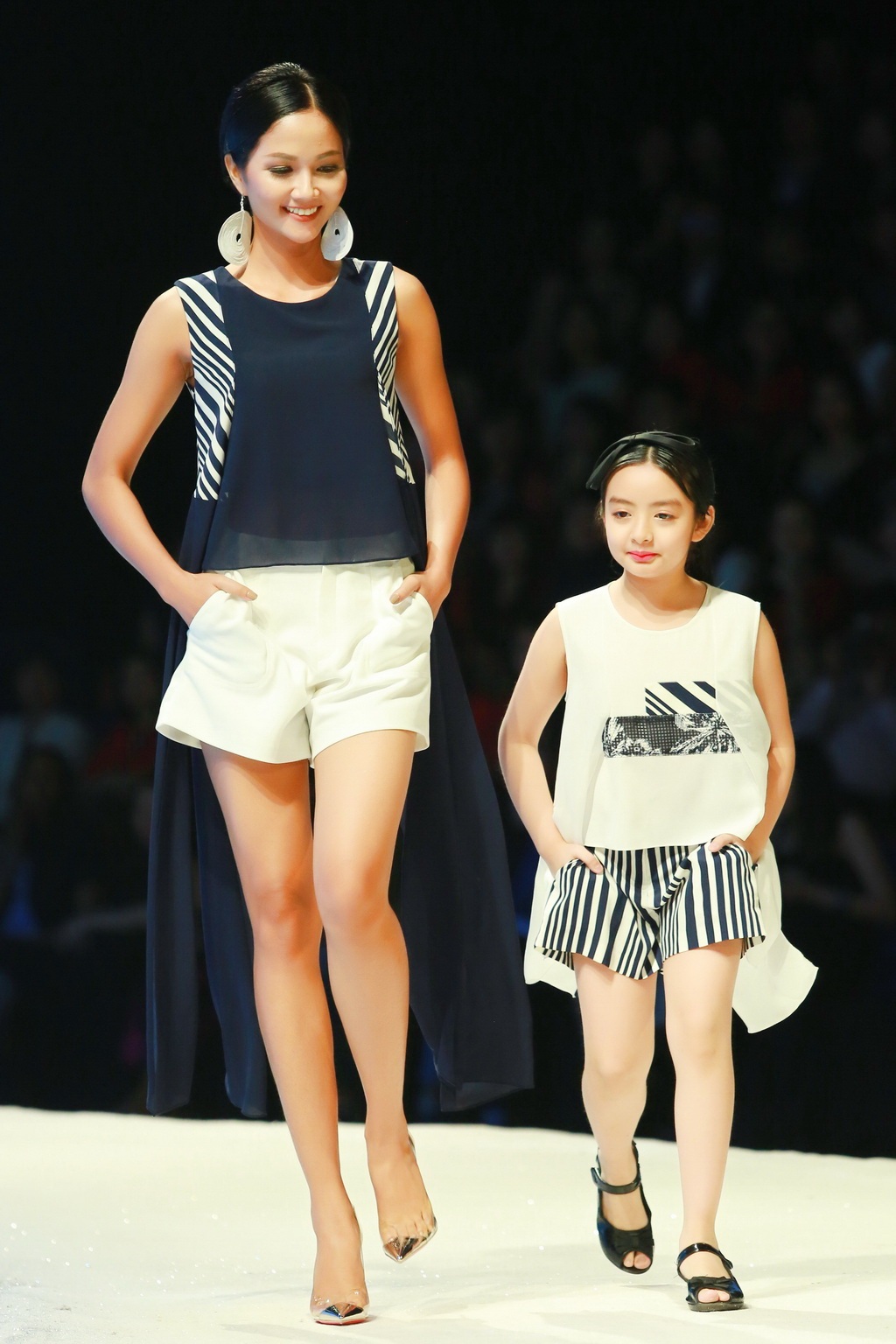 Thuý Hạnh lần đầu tiên biểu diễn cùng con gái trên sàn catwalk - 2 Con gái siêu mẫu Thuý Hằng cũng xuất hiện với tư cách người mẫu nhí.