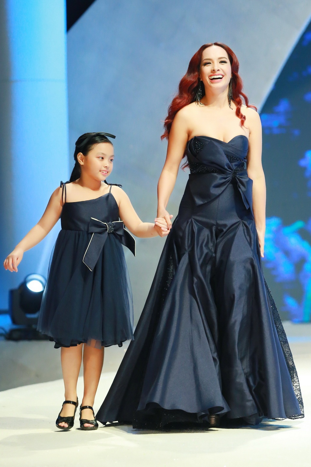 Thuý Hạnh lần đầu tiên biểu diễn cùng con gái trên sàn catwalk - 1 Thuý Hạnh và con gái Suti lần đầu diễn chung trên sàn catwalk.