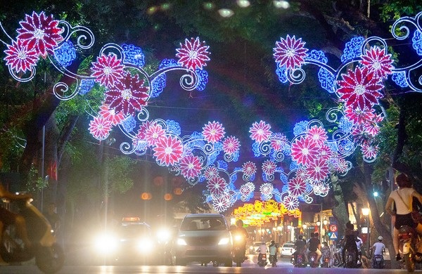 Lại “nóng” chuyện trang trí lại Hà Nội để xứng tầm Thủ đô - 3 Nhiều họa sỹ cho rằng đèn xanh đỏ quá nhiều trên các đường phố Hà Nội hiện nay là lộn xộn chứ không phải đẹp. Ảnh: TL.