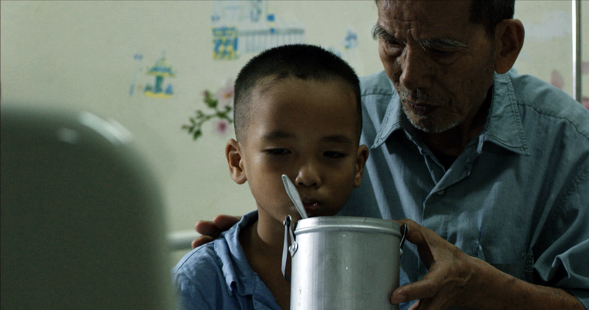 “Cha cõng con”: Lay động lương tri từ nỗi ám ảnh con đánh cha - 3 Cảnh NSƯT Trần Hạnh (vai ông ngoại) đi trộ gà về nấu cháo cho cháu.