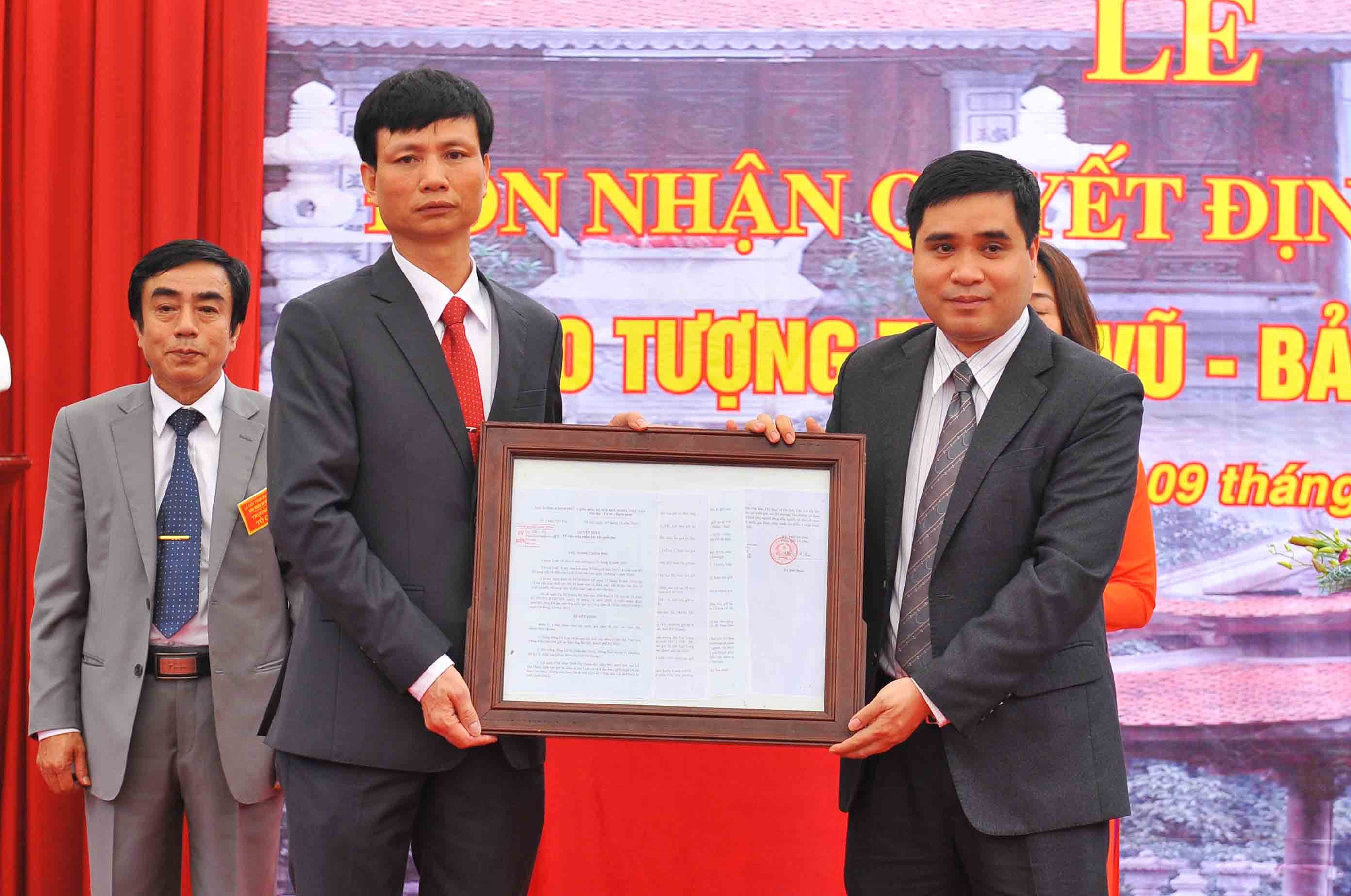 Tượng Huyền Thiên Trấn Vũ bằng đồng đen được công nhận Bảo vật quốc gia - 1
Đại diện chính quyền địa phương lên nhận Bằng công nhận Bảo vật quốc gia đối với pho tượng Huyền Thiên Trấn Vũ ( Ảnh: Đức Vũ)