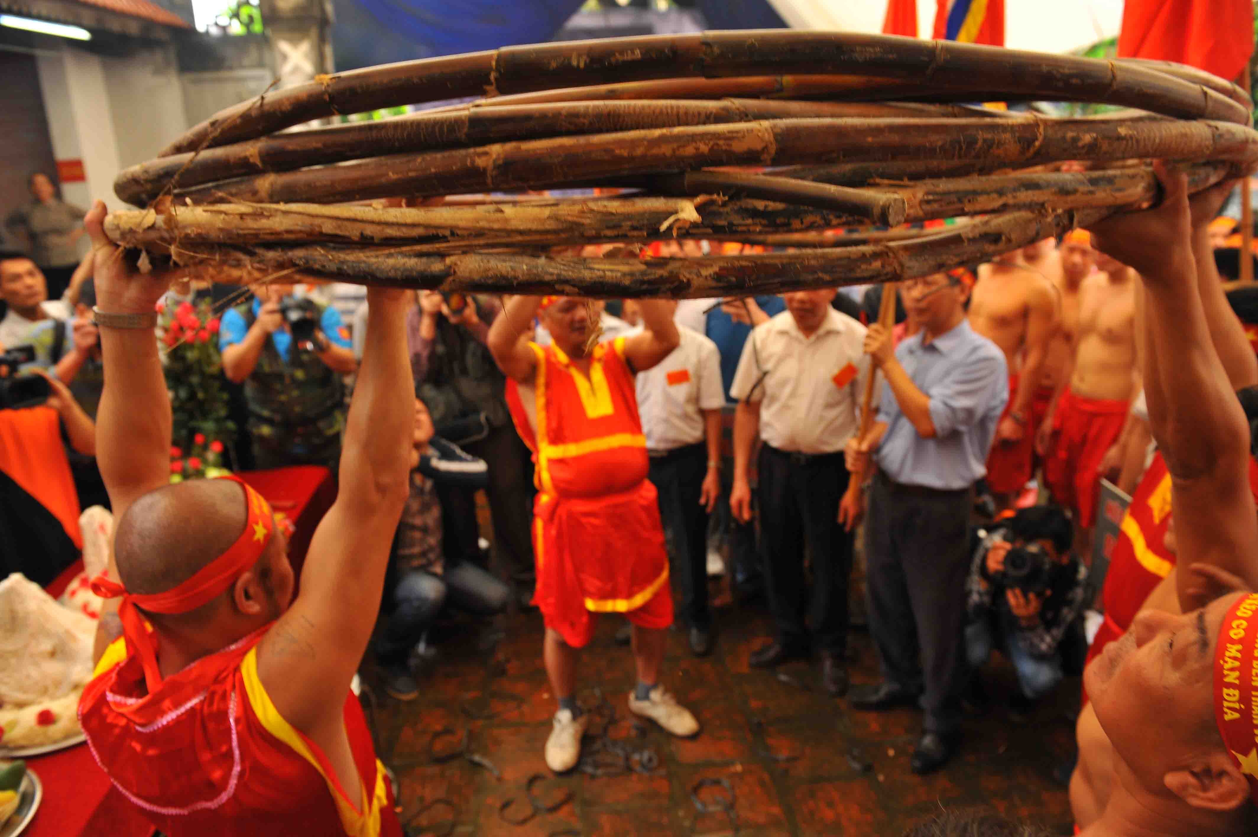 Hội đền Trấn Vũ: “Đấu sĩ” cuồn cuộn cơ bắp thi kéo co ngồi - 3 Năm nay, để đón mừng sự kiện kéo co thành Di sản phi vật thể của nhân loại và tượng Huyền Thiên Trấn Vũ nặng 4 tấn, bằng đồng đen nguyên khối thờ ở đền Trấn Vũ là Bảo vật quốc gia, BTC đã cử người đi tìm sợi song mây đẹp nhất từ hồi tháng Giêng âm lịch. Sợi song mây sử dụng trong nghi lễ kéo song mây của Ngọc Trì năm nay có tuổi đời 37 tuổi, được mua lại từ một gia đình ở Lạng Sơn.