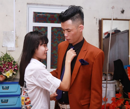 Hiệp Gà khóc nức nở trong đám cưới lần ba - 11 Con gái Hiệp Gà chỉnh sửa lại trang phục cho bố trước khi bước vào hôn lễ.