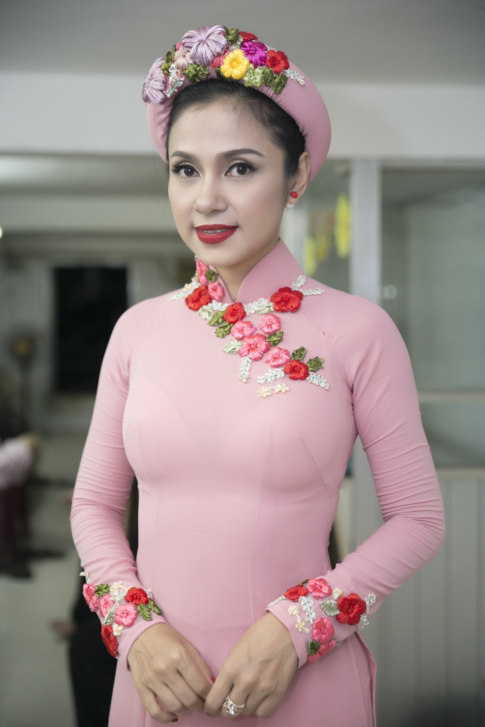 Việt Trinh diện áo dài kết hoa song ca với Quang Lê - 1
Áo dài hồng ngọt ngào, thiết kế nền nã, thanh lịch cùng mấn đội làm nổi bật vẻ tươi trẻ của Việt Trinh.