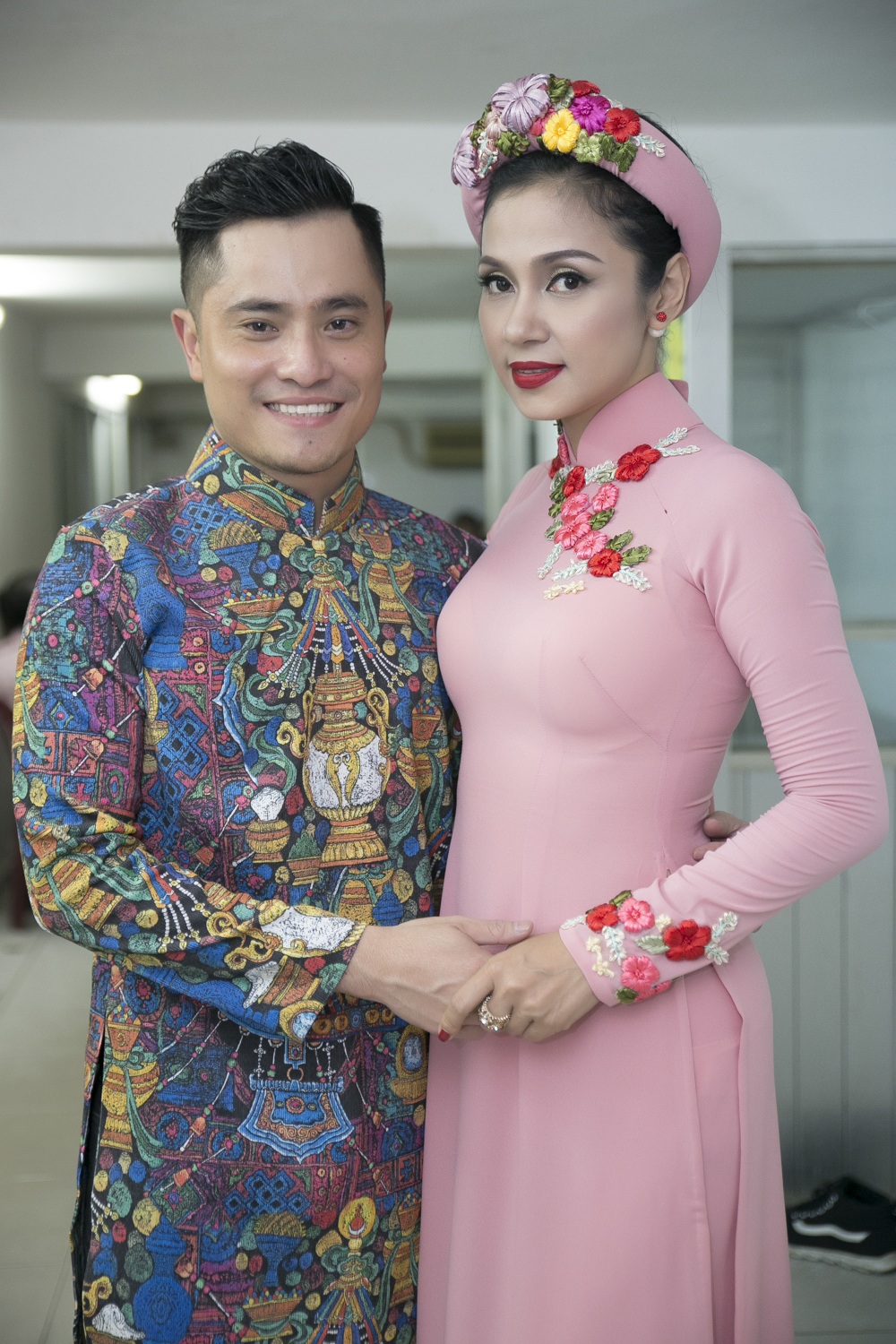 Việt Trinh diện áo dài kết hoa song ca với Quang Lê - 2
Việt Trinh và NTK Nhật Dũng, người cô coi như người em trai của mình.