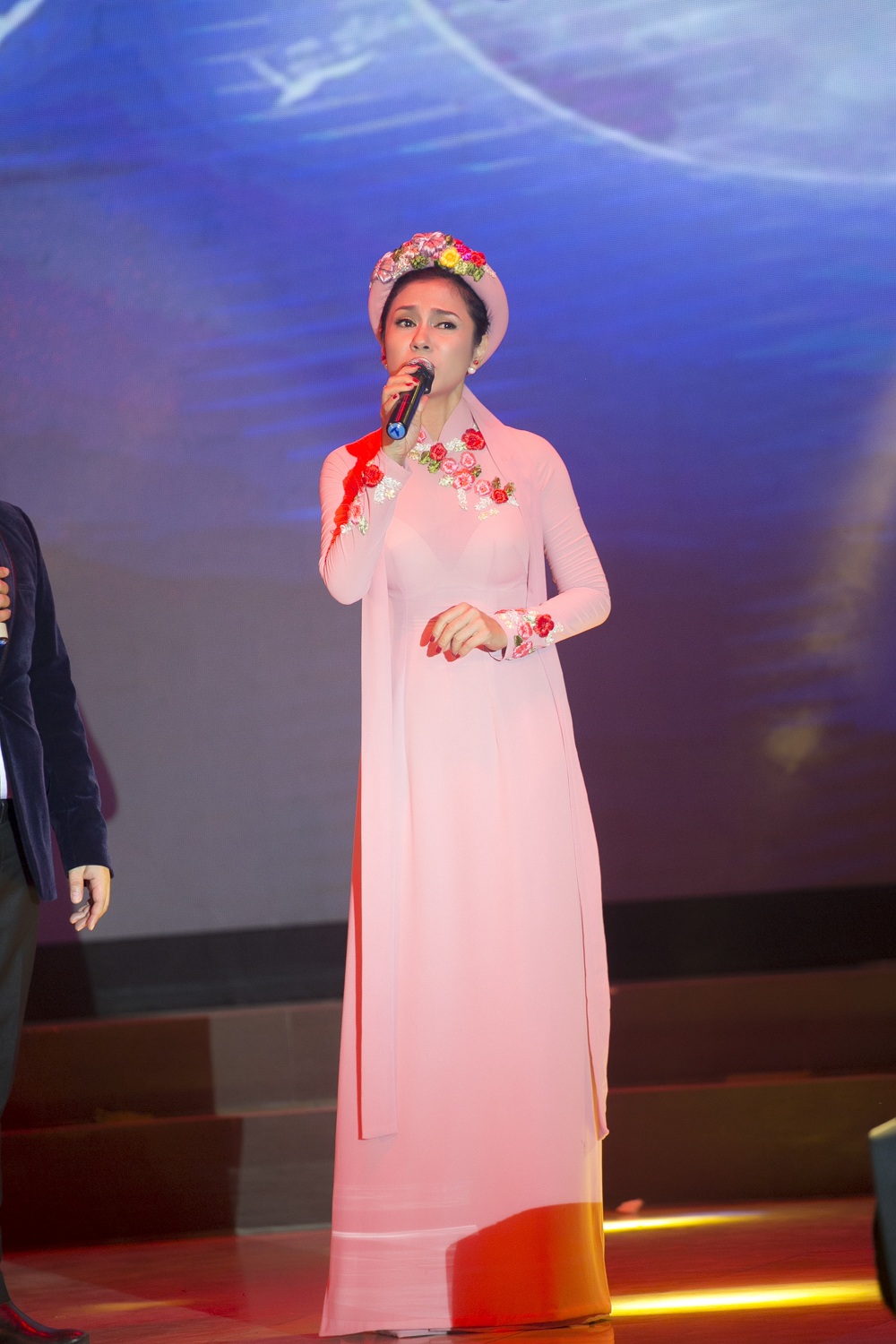 Việt Trinh diện áo dài kết hoa song ca với Quang Lê - 6 Sự duyên dáng của Việt Trinh trên sân khấu cùng tà áo thướt tha đã làm nức lòng người xem.