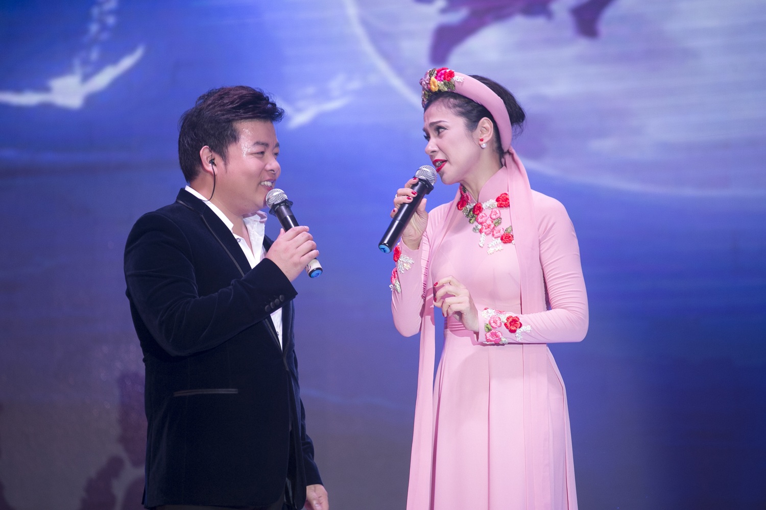Việt Trinh diện áo dài kết hoa song ca với Quang Lê - 5
Trong đêm nhạc, Việt Trinh diện bộ áo dài nề nã và song ca cùng Quang Lê trong một tiết mục đặc biệt.