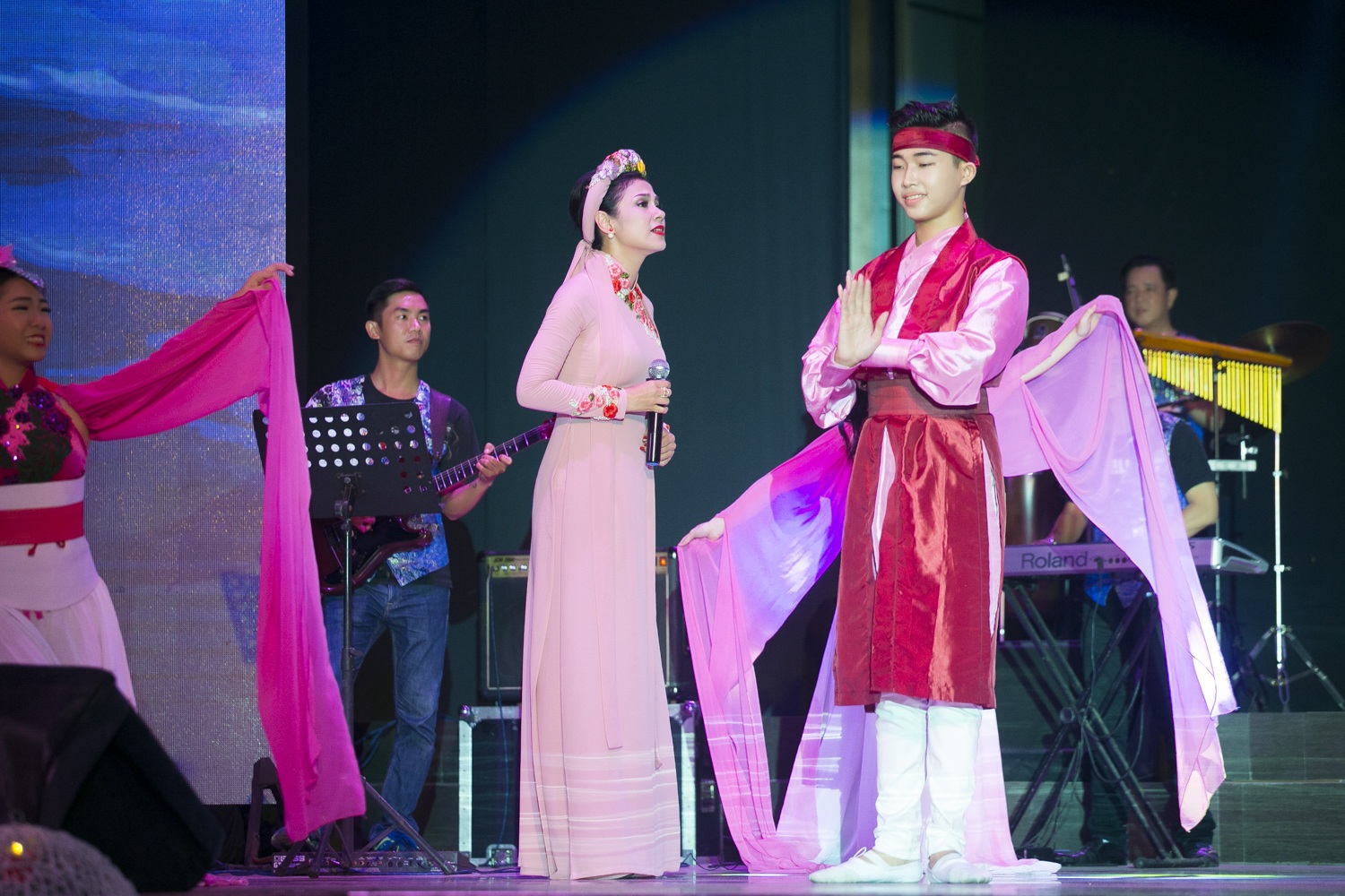 Việt Trinh diện áo dài kết hoa song ca với Quang Lê - 7 Việt Trinh diện áo dài kết hoa song ca với Quang Lê - 7