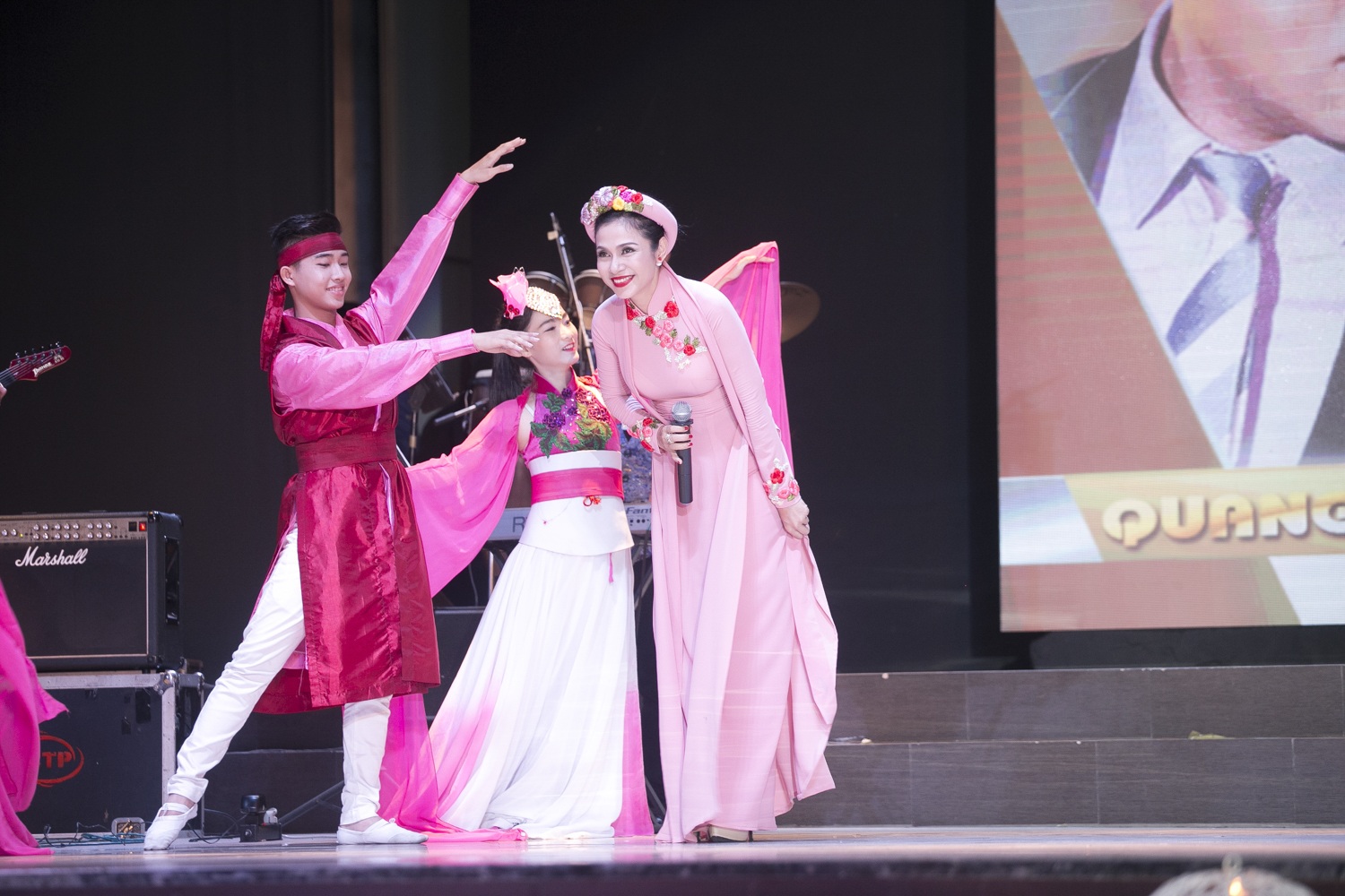 Việt Trinh diện áo dài kết hoa song ca với Quang Lê - 8 Kể từ khi tái xuất showbiz, Việt Trinh giành nhiều thời gian hơn để tham gia các chương trình từ thiện và phim ảnh. Cô đang vừa đóng vai trò là đạo diễn kiêm diễn viên của một số dự án điện ảnh lớn.
