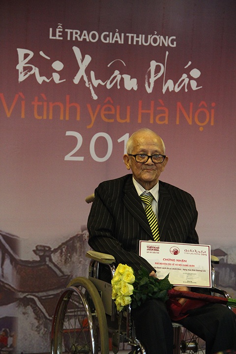 Nhà nghiên cứu Giang Quân trong lễ trao giải thưởng Bùi Xuân Phái - Vì tình yêu Hà Nội 2015. Ảnh: Phạm Mỹ.