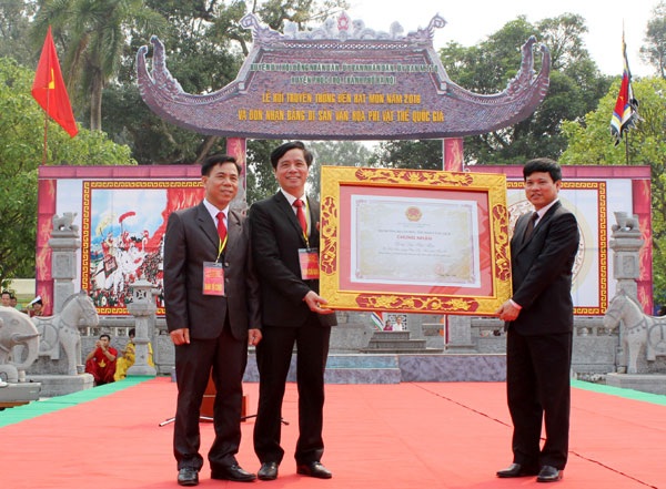 Lễ hội đền Hát Môn nhận bằng Di sản văn hoá phi vật thể quốc gia - 1 Lãnh đạo chính quyền huyện Phúc Thọ và xã Hát Môn nhận bằng Di sản văn hóa phi vật thể quốc gia.