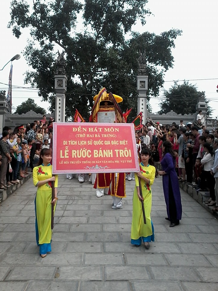 Lễ hội đền Hát Môn nhận bằng Di sản văn hoá phi vật thể quốc gia - 2 Nghi thức rước bằng. Ảnh: TL.