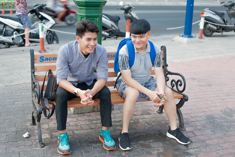 “Nam thần” Thái Lan bỏ Tết Songkran qua Việt Nam du lịch - 12 Nghỉ ngơi cùng bạn sau một chuyến vòng quanh Sài Thành đầy thú vị.