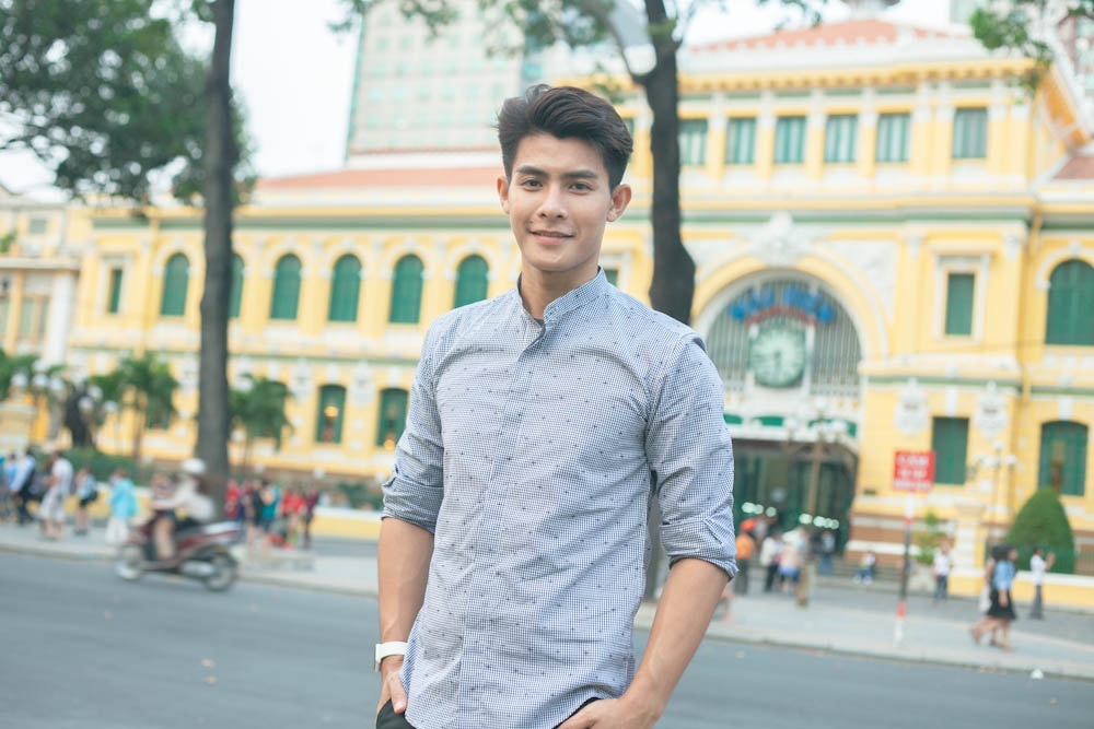 “Nam thần” Thái Lan bỏ Tết Songkran qua Việt Nam du lịch - 2 Arm Rattapon chụp ảnh lưu niệm tại mặt trước của Bưu diện thành phố.