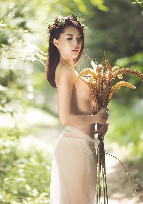 Mặc hở cỡ nào thì bị gọi là phản cảm, bị cấm phát tán hình ảnh? - 1 Những hình ảnh này liệu có bị xử phạt khi vô ý hoặc cố ý phát tán lên mạng? Ảnh: TL.