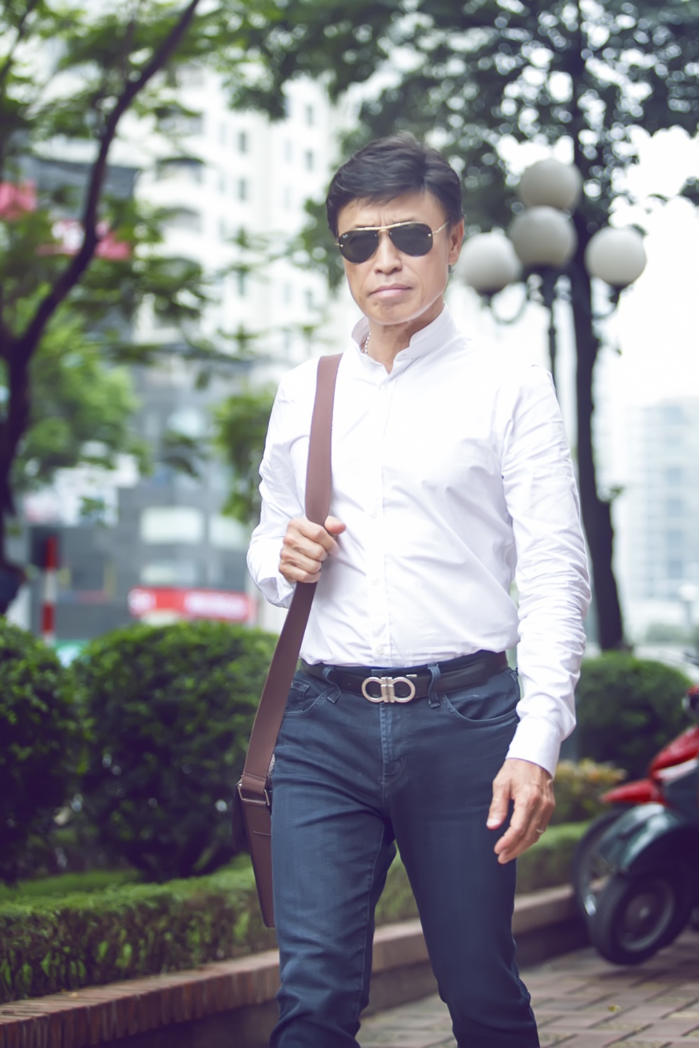 Danh ca Tuấn Ngọc "bật mí" nỗi sợ trong cuộc đời nghệ thuật - 2 Tuấn Ngọc chia sẻ, ông nghe nhạc Mỹ từ năm 4 tuổi và mỗi ngày ông nghe 8 tiếng.