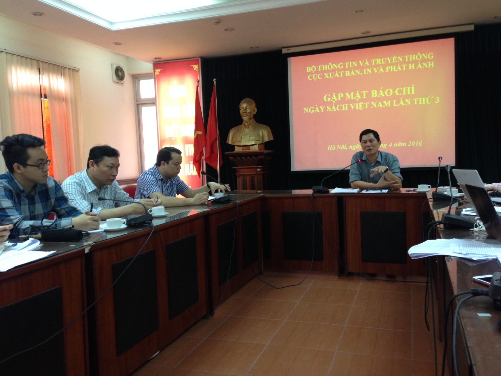 Ông Chu Hoà - Cục trưởng Cục Xuất bản, In ấn và Phát hành đang chia sẻ thông tin với báo chí về Ngày Sách Việt Nam lần thứ 3. Ảnh: HTL.