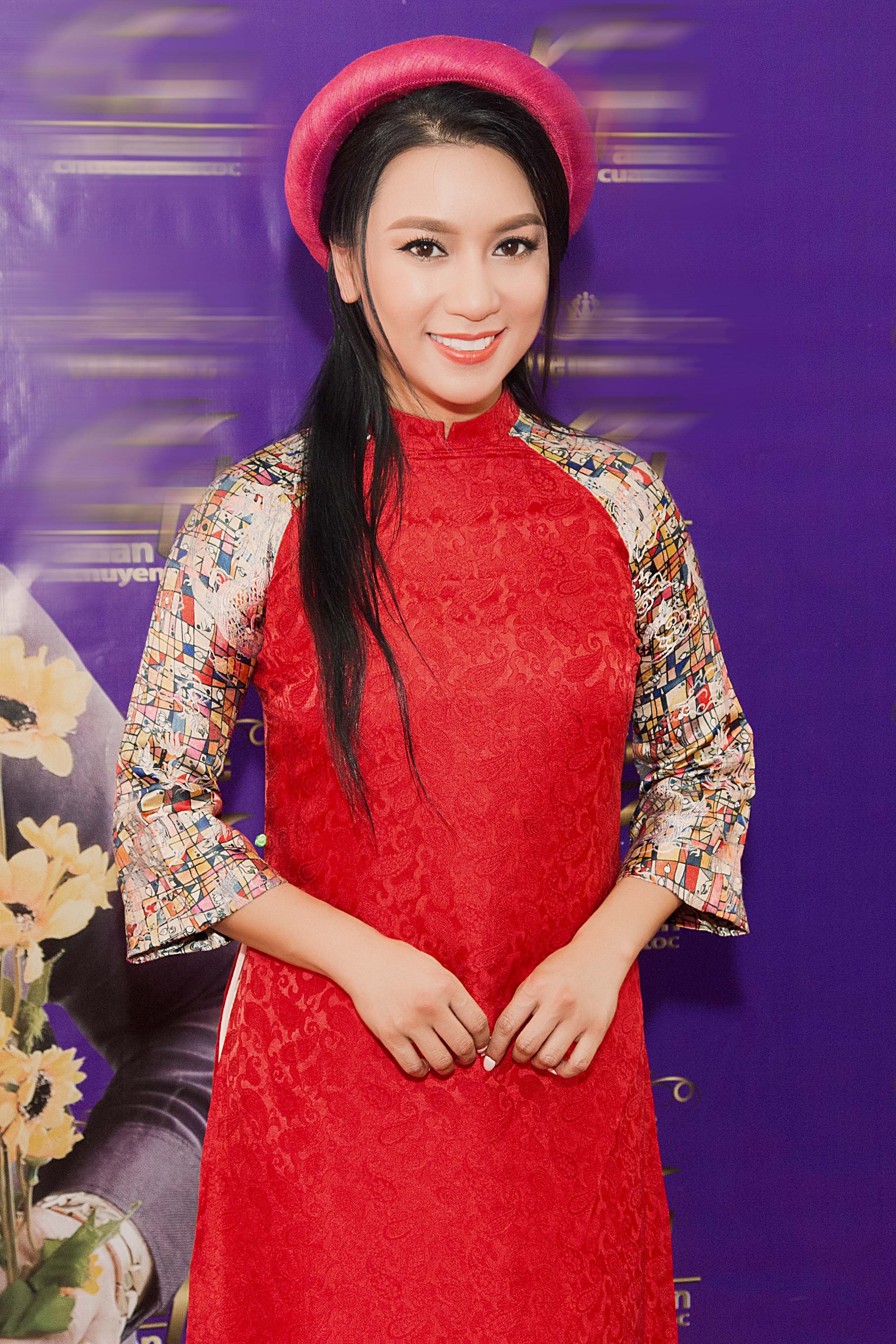 “Người yêu tin đồn” của Lý Hùng tái xuất sau nhiều năm vắng bóng - 1 Vào những năm của thập niên 90, Y Phụng được coi là biểu tượng “gợi cảm” của màn ảnh Việt. Với phong cách thời trang khá táo bạo, cá tính… Y Phụng như một bông hoa lạ giữa các mỹ nhân thời bấy giờ.