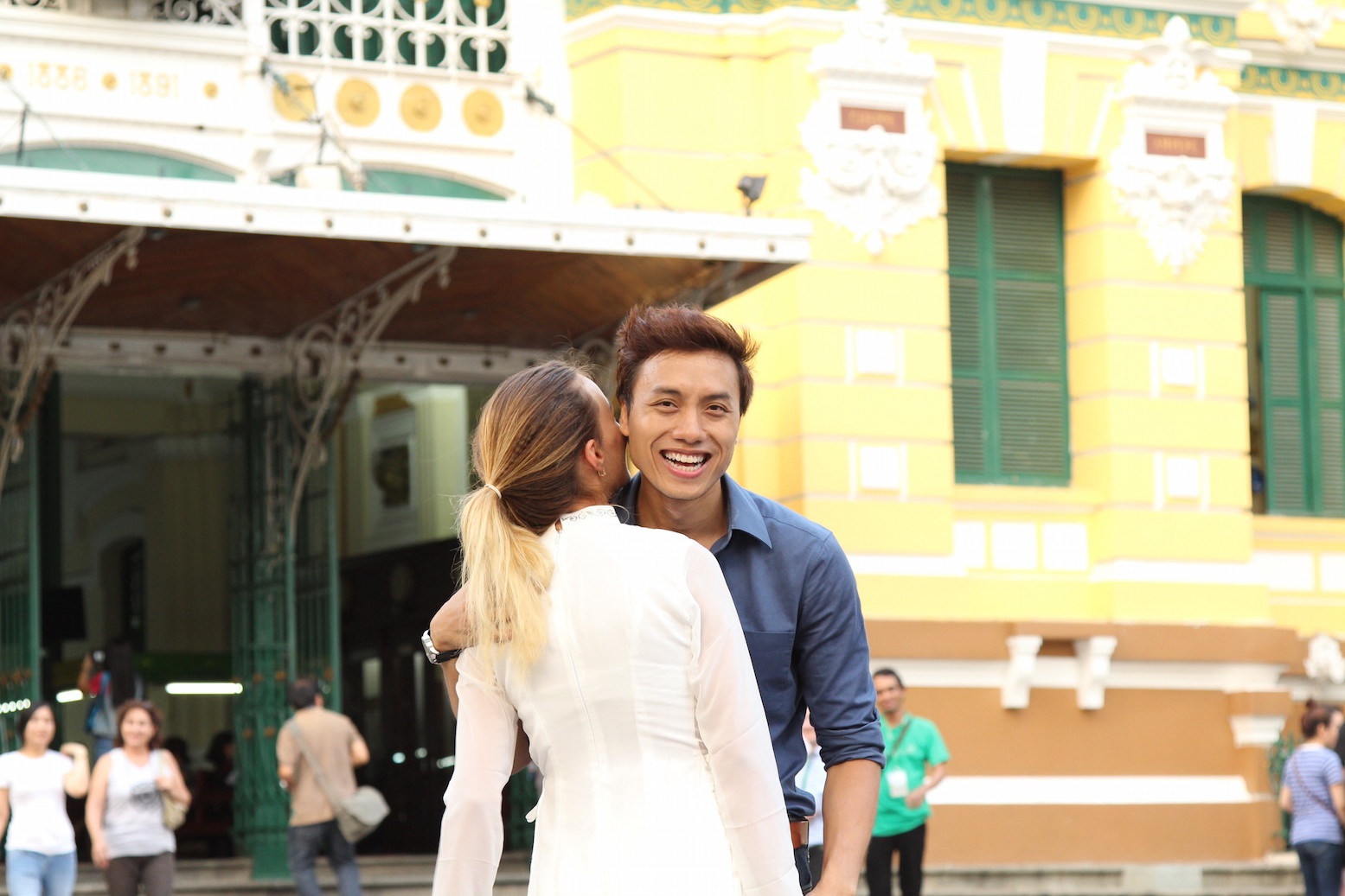 
Dương Quốc Hưng và bạn diễn đã vấp té nhiều lần, bong gân, tóe máu ngón chân nhưng vẫn tiếp tục đứng lên, cùng động viên tiếp sức cho nhau  và chạy. Sau nhiều ngày quay tại biển, Dương Quốc Hưng bị cháy nắng, lột da hết tay, cổ và mặt. Da anh bị cháy nắng nặng, suýt bị phỏng da nhưng anh rất vui. 
