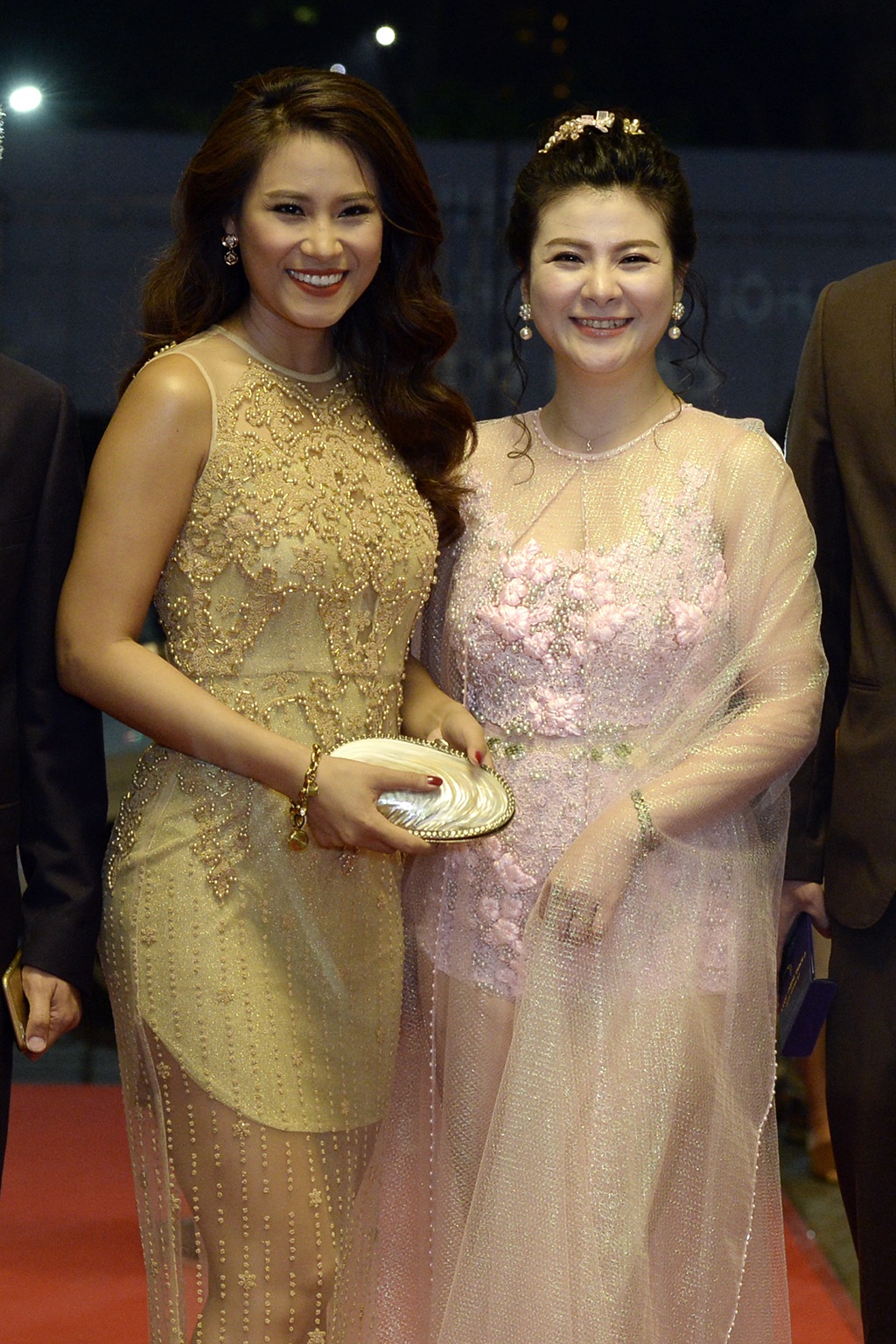 Bộ váy được thiết kế khá cầu kỳ và giúp NSƯT Kim Oanh trẻ hơn nhiều so với tuổi U40 của mình. Chỉ có điều, chiếc áo choàng trong suốt bên ngoài đã không che hết được độ ngắn cũn cỡn của bộ đồ ôm bó sát bên trong. Những bộ váy này chỉ thích hợp với những bữa tiệc dạ hội của giới trẻ.