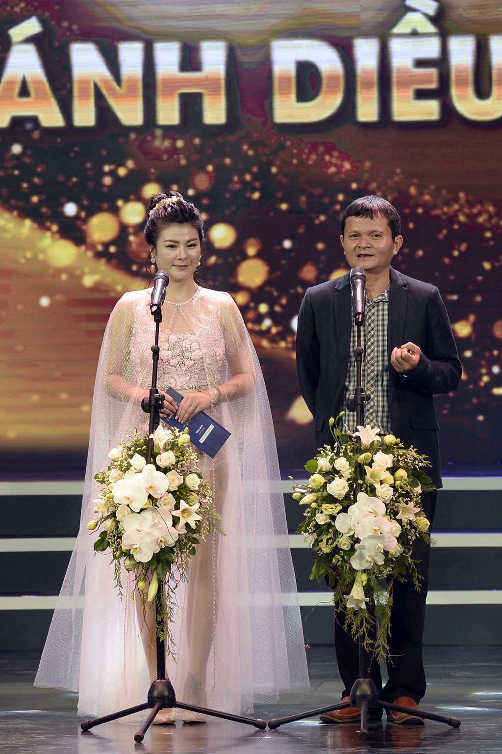 
Sự tương phản của NSƯT Kim Oanh với bậc đạo diễn tiền bối trong giây phút lên trao giải. Ngay khi Kim Oanh vừa bước lên sân khấu với trang phục này, ở dưới sân khấu đã không có không ít tiềng bàn tán.
