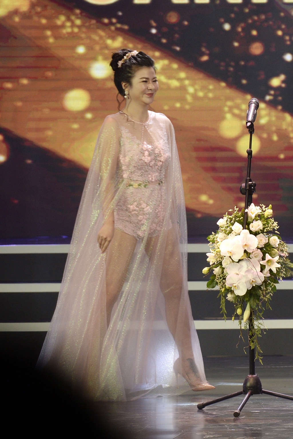 Nhiều người cho rằng, bộ trang phục rất đẹp nhưng không phù hợp với không gian này. Và đáng ra, một người làm nghề lâu năm như Kim Oanh phải biết rằng, ngồi trước mặt mình là những bậc cha chú trong nghề chứ không phải là khán giả trẻ.