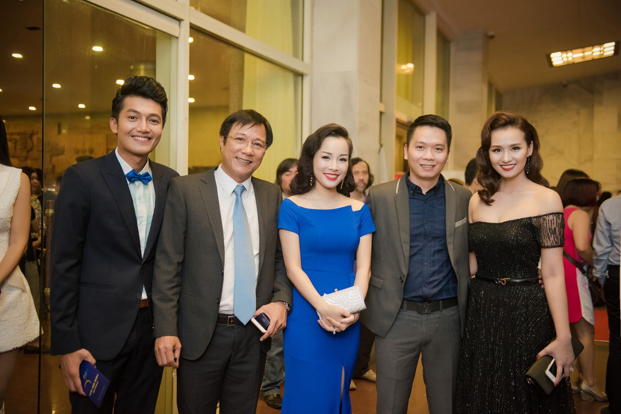 Người đẹp họ Lã luôn gây chú ý khi đứng cạnh các bạn đồng nghiệp bởi nét gợi cảm và sự đằm thắm của bà mẹ một con.