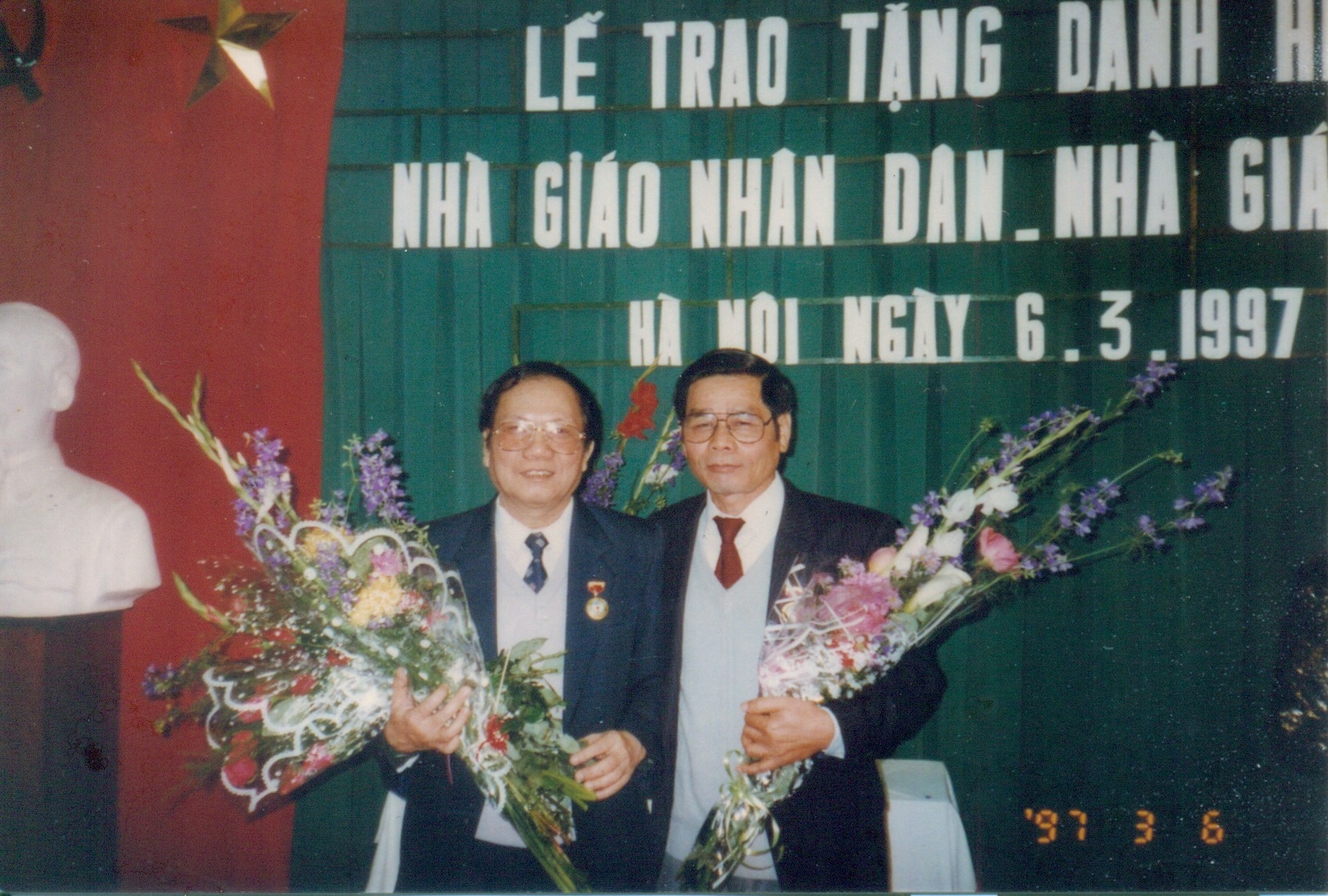 NGND Lê Đăng Thực qua đời sát giờ được vinh danh tại Cánh diều 2015 - 2 NGND Lê Đăng Thực (cà vạt đỏ) trong ngày nhận danh hiệu NGND năm 1997 tại Hà Nội. Ảnh: TL.