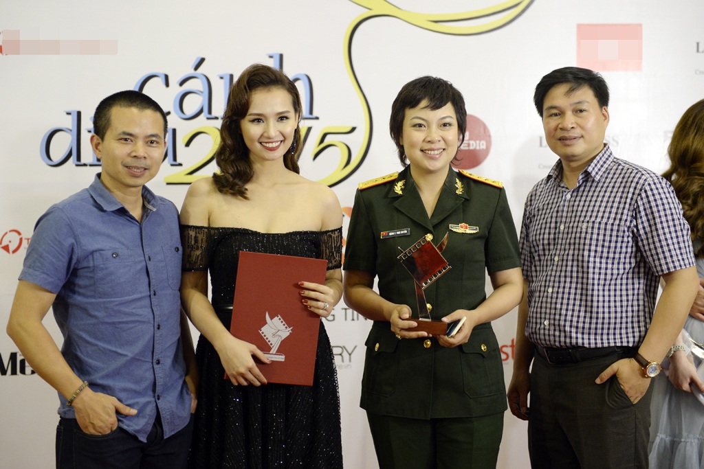 Người đẹp họ Lã cùng các thành viên trong êkip làm phim Người trở về vui vẻ chia sẻ niềm vui nhận giải.