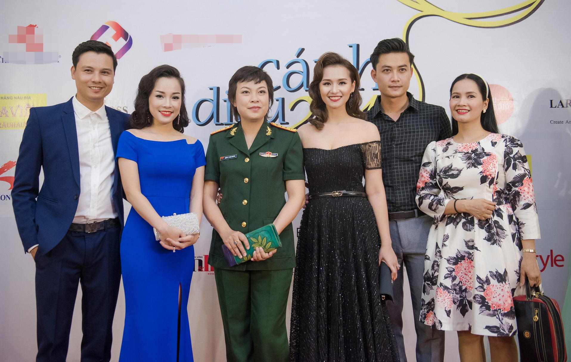 Lã Thanh Huyền cùng đạo diễn Đặng Thái Huyền (quân phục), diễn viên Tiến Lộc, Minh Hương, Thiện Tùng và nữ diễn viên truyền hình quen trước giờ bước vào dự lễ.