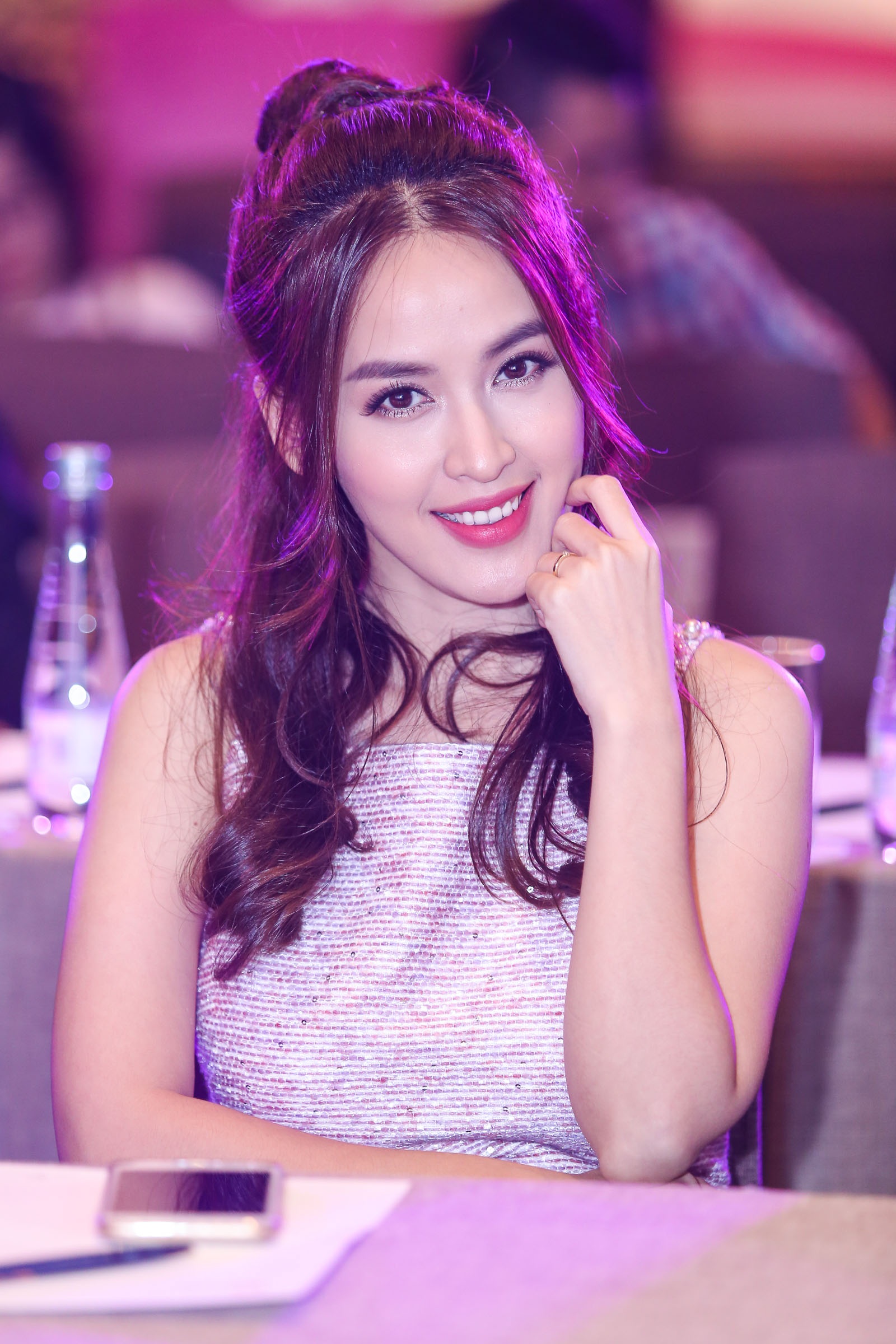 Mỹ nhân đẹp nhất Thái Lan đọ dáng cùng Tú Vi - 9 Xuất hiện cùng nhau trong một sự kiện, cả hai nàng ma nữ của Thái Lan và Việt Nam đều để lại những ấn tượng riêng. Trong khi Tú Vi khá điệu đà, nữ tính thì Mai Davika lại thu hút sự chú ý bằng đôi mắt hút hồn và bộ váy hồng nổi bật, giúp cô khoe toàn bộ lợi thế hình thể.