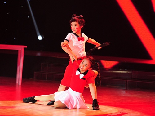 Chuyện xúc động về hai tài năng nhí “thoát” tự kỷ nhờ Dance Sport - 5 Hà My - Như Minh hóa thân thành hai chú hề trong tiết mục đêm bán kết 6, gây nhiều ấn tượng cho giám khảo lẫn khán giả. Ảnh: TL.