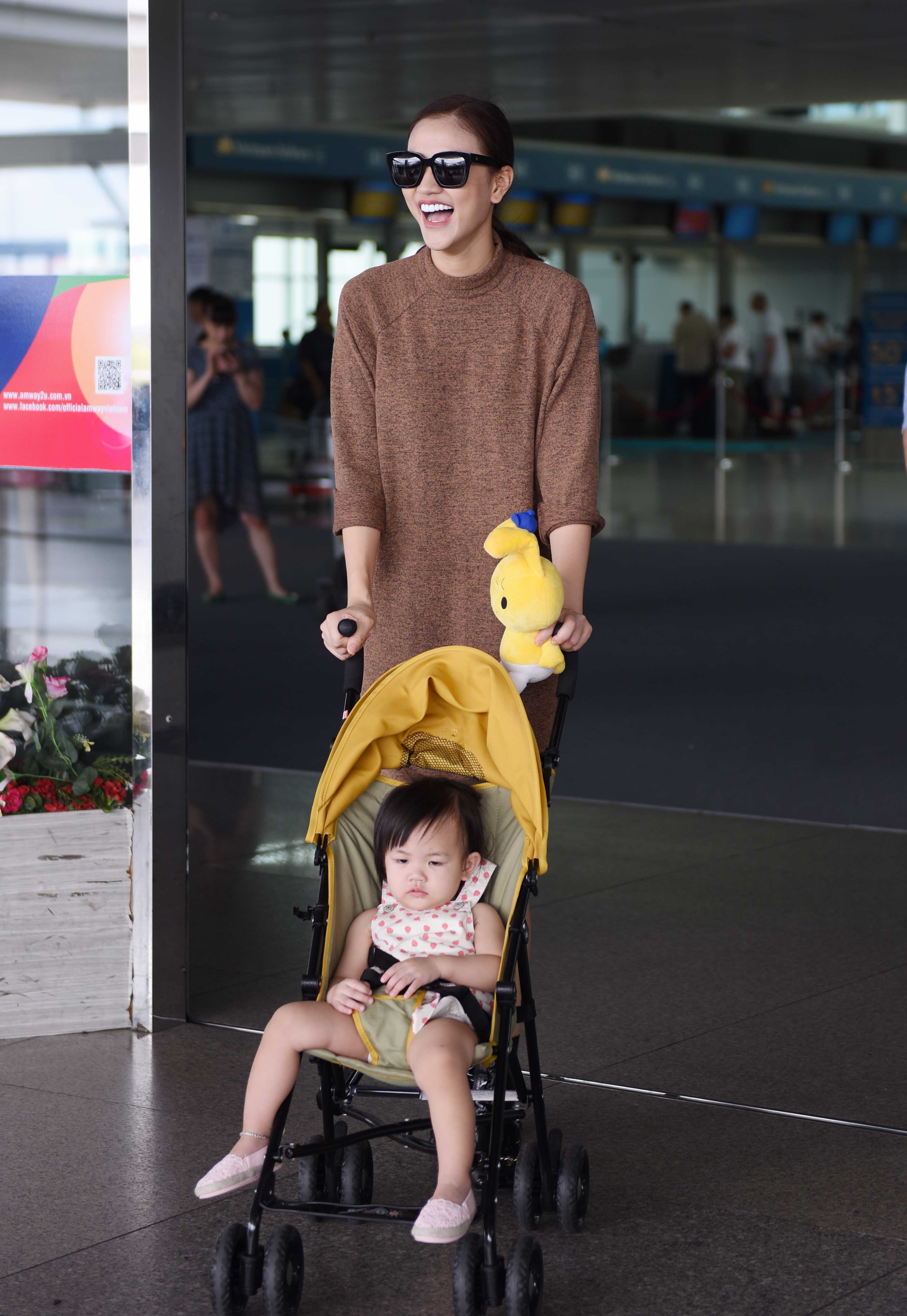 
Dù biết phải xa mẹ trong gần 1 tháng song bé Bồ Câu - con gái đầu lòng Maya không quấy khóc và ngoan ngoãn nghe lời dặn dò của mẹ. Đây cũng là lần đầu tiên nữ ca sĩ xinh đẹp đi lưu diễn tại nước ngoài sau 5 tháng về nước để tiếp tục hoạt động nghệ thuật.
