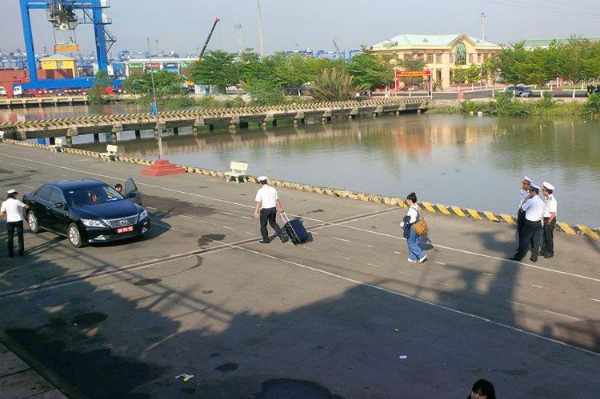 Hội Nghệ sĩ Sân khấu lên tiếng về việc NSND Lan Hương bỏ chuyến đi Trường Sa - 1 NSND Lan Hương được các chiến sĩ hải quân đưa trở lại đất liền sau khi rời tàu đi Trường Sa. Ảnh: TL.