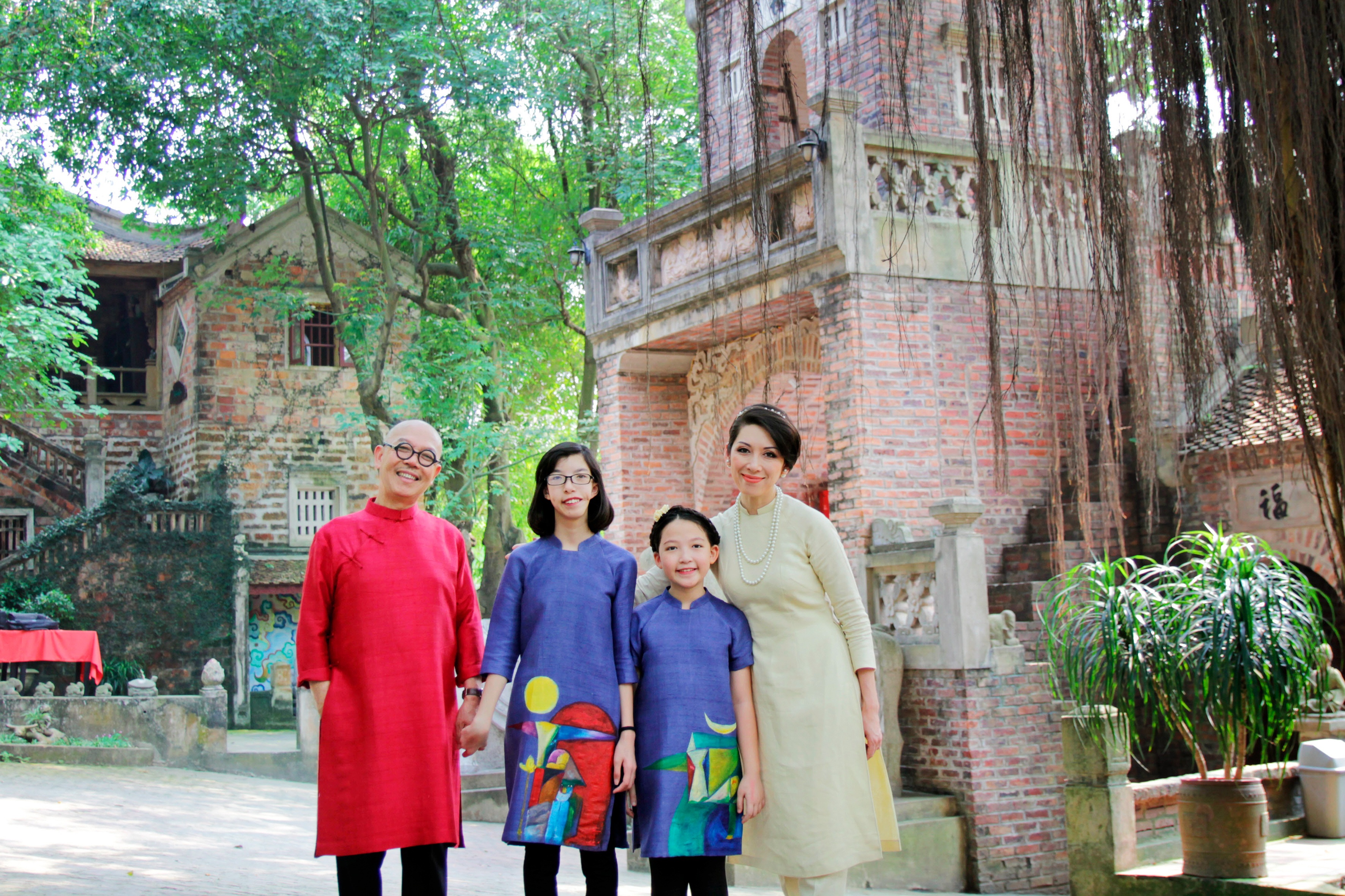 Hoạ sĩ Thành Chương trần tình việc xây dựng Việt Phủ trái phép trên đất rừng - 2 Vợ chồng họa sĩ Thành Chương và hai con trước công trình mà ông bà đã lao tâm khổ tứ để gầy dựng.