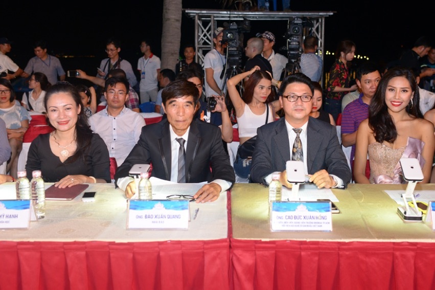 Thí sinh HH Biển Việt Nam 2016 khoe thân hình bốc lửa trong phần thi áo tắm - 1
Hoa hậu Biển Nguyễn Thị Loan cũng là thành viên Ban giám khảo
