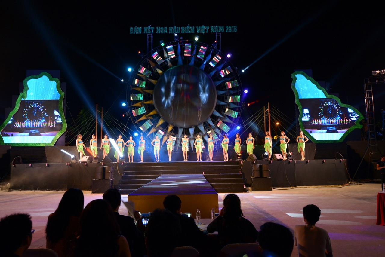Thí sinh HH Biển Việt Nam 2016 khoe thân hình bốc lửa trong phần thi áo tắm - 5 Phần thi trang phục áo tắm đã thu hút được sự chú ý của rất đông khán giả.