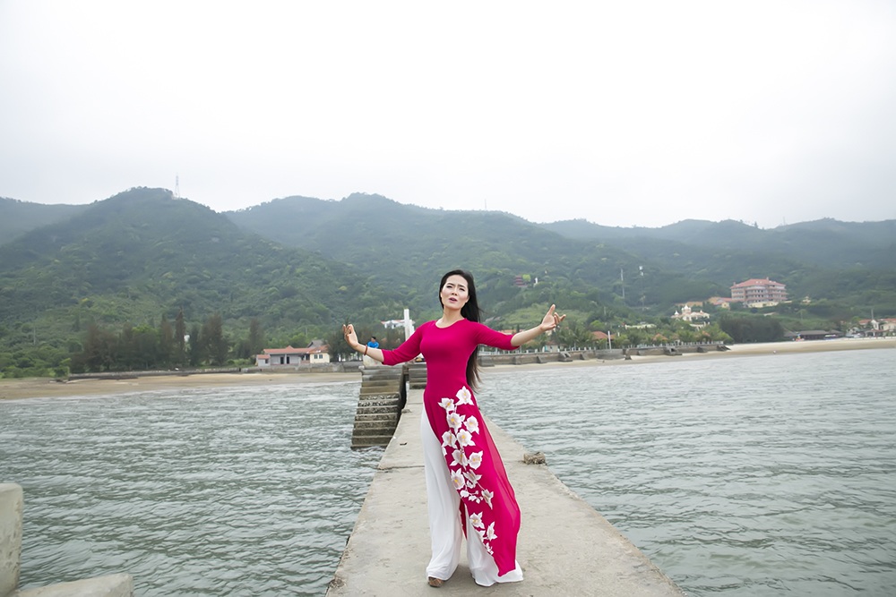 Lương Nguyệt Anh lay động lòng người với ca khúc về Hà Tĩnh - 2 Sao Mai Lương Nguyệt Anh đã dành trọn 5 ngày lễ để thực hiện MV này.