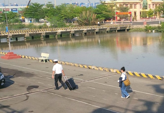 Phó Đô đốc Hải quân chia sẻ sự thật việc NSND Lan Hương bỏ đi Trường Sa - 2 Hình ảnh NSND Lan Hương rời tàu về đất liền vì lý do sức khoẻ. Ảnh: TL.