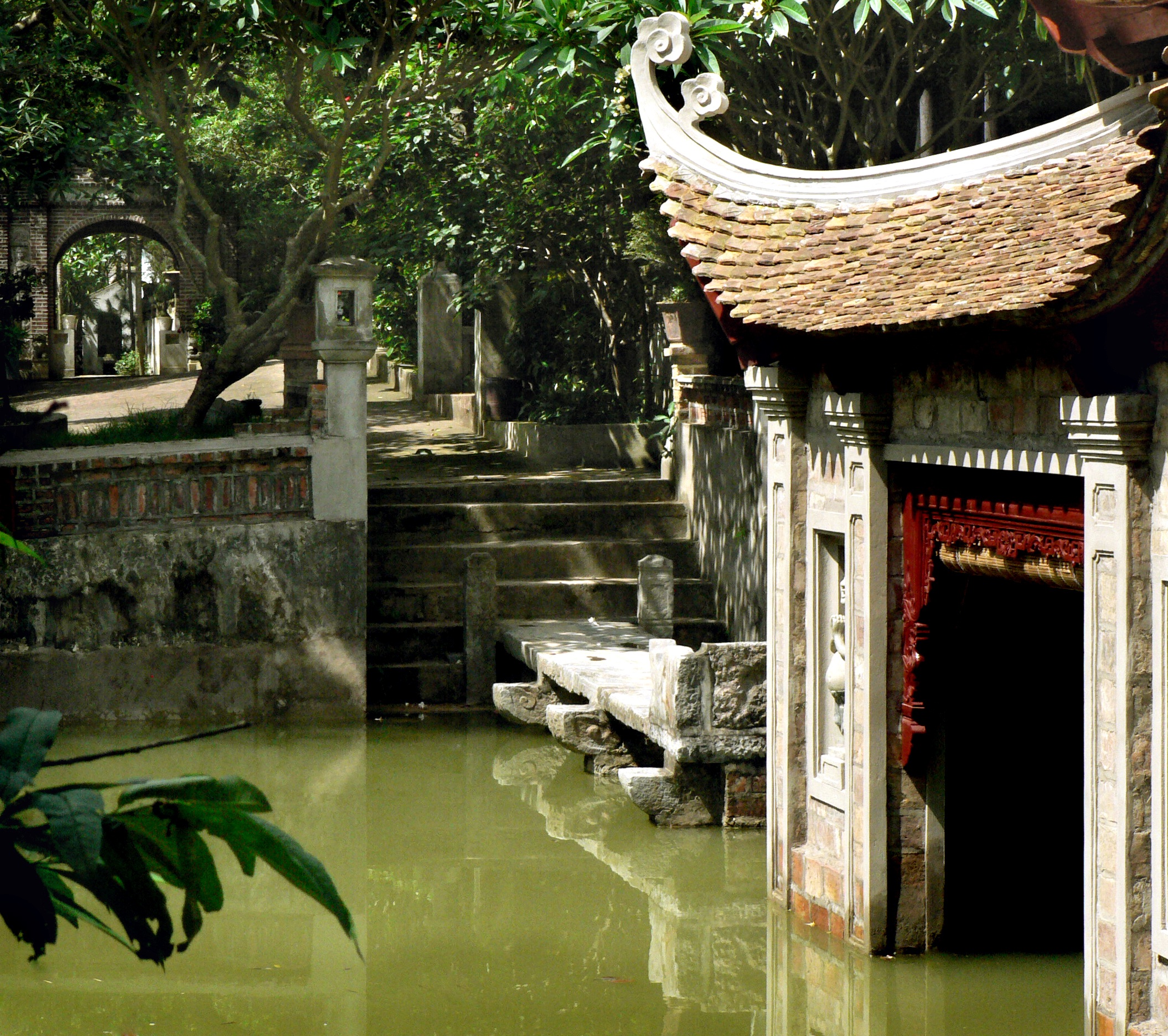 Hoạ sĩ Thành Chương trần tình việc xây dựng Việt Phủ trái phép trên đất rừng - 4 Trong khuôn viên rộng 8000m2 không chỉ có những mái nhà thuần Việt mà còn có cả thủy đình biểu diễn rối nước.