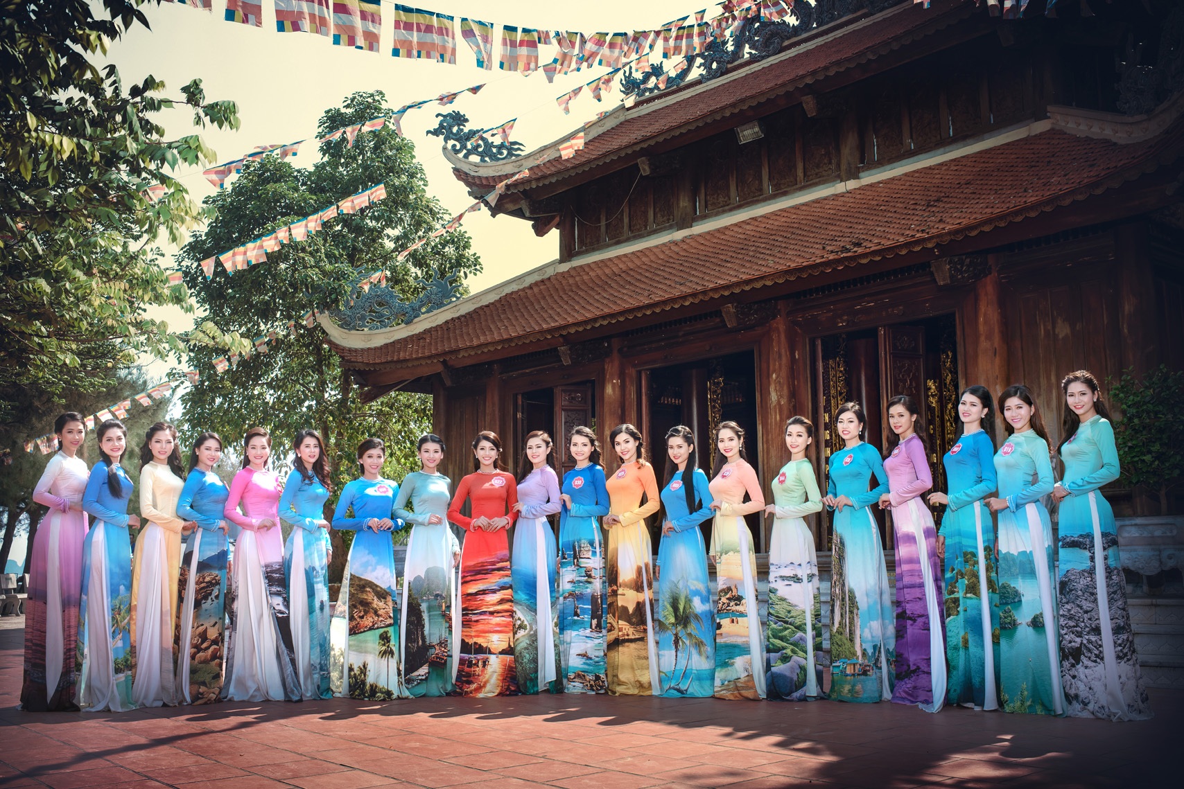 36 người đẹp Hoa hậu Biển diện áo dài đi lễ chùa nhân mùa Phật đản - 1 36 người đẹp Hoa hậu Biển diện áo dài đi lễ chùa nhân mùa Phật đản - 1