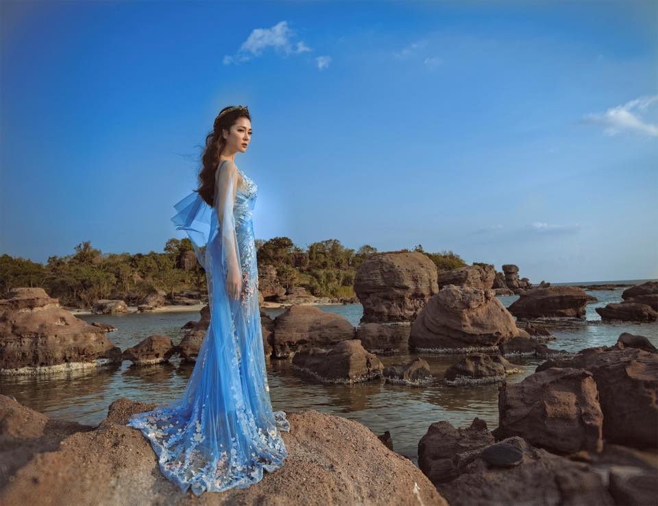 Hoa hậu Nguyễn Thị Huyền khoe nét gợi cảm mê hồn trước biển - 7 Những trang phục dạ hội cao cấp mà Hoa hậu Nguyễn Thị Huyền khoác lên mình khi thực hiện bộ ảnh này được Hoàng Hải thiết kế bằng chất liệu ren nhập khẩu quý hiếm, cùng những chi tiết pha lê được đính kết tỷ mỉ trên khắp thân váy.