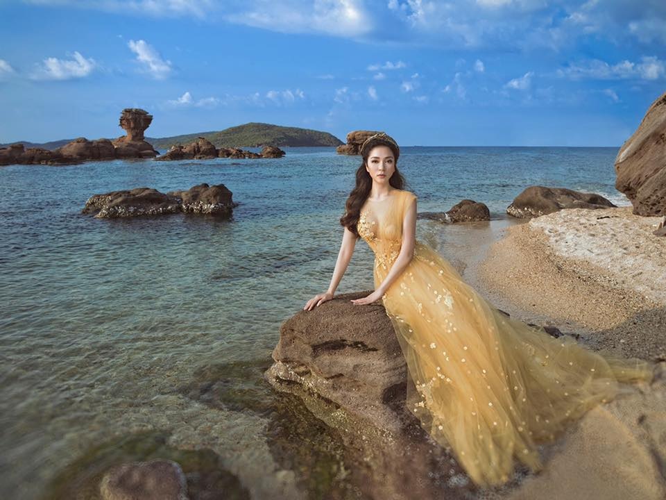 Hoa hậu Nguyễn Thị Huyền khoe nét gợi cảm mê hồn trước biển - 1 Hoa hậu Nguyễn Thị Huyền chia sẻ khi đính kèm bộ ảnh: Ngoài những lúc được yêu thương, mình thực sự chưa bao giờ thấy mình được xinh đẹp đến vậy. Hoàn toàn nhờ vào những đôi bàn tay thần thánh. Thế mới biết Việt Nam mình lắm người tài giỏi, chuyên nghiệp. Rất mong một ngày thật gần, tủ quần áo của mình chỉ toàn là hàng Việt Nam.